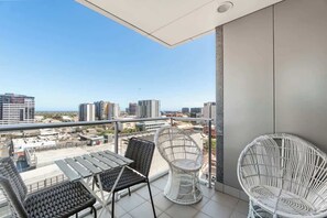 Outdoor dining - The cosy 2BR Apt CBD Retreat Chinatown (Adelaide)