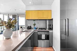 Private kitchen - The cosy 2BR Apt CBD Retreat Chinatown (Adelaide)