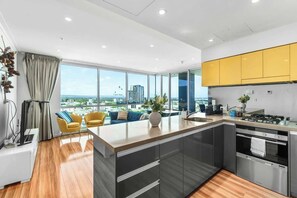 Private kitchen - The cosy 2BR Apt CBD Retreat Chinatown (Adelaide)