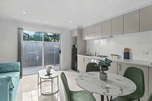 2b1b Adelaide Base Near Westfield
