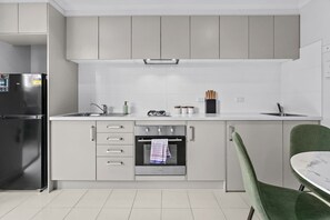 Fridge, microwave, oven, stovetop - 2b1b Adelaide Base Near Westfield (Oaklands Park)