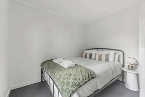 Iron/ironing board, WiFi, bed sheets - 2b1b Adelaide Base Near Westfield (Oaklands Park)