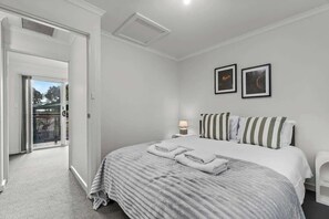 Tabla de planchar con plancha, wifi y ropa de cama 