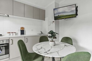 Fridge, microwave, oven, stovetop - 2b1b Adelaide Base Near Westfield (Oaklands Park)