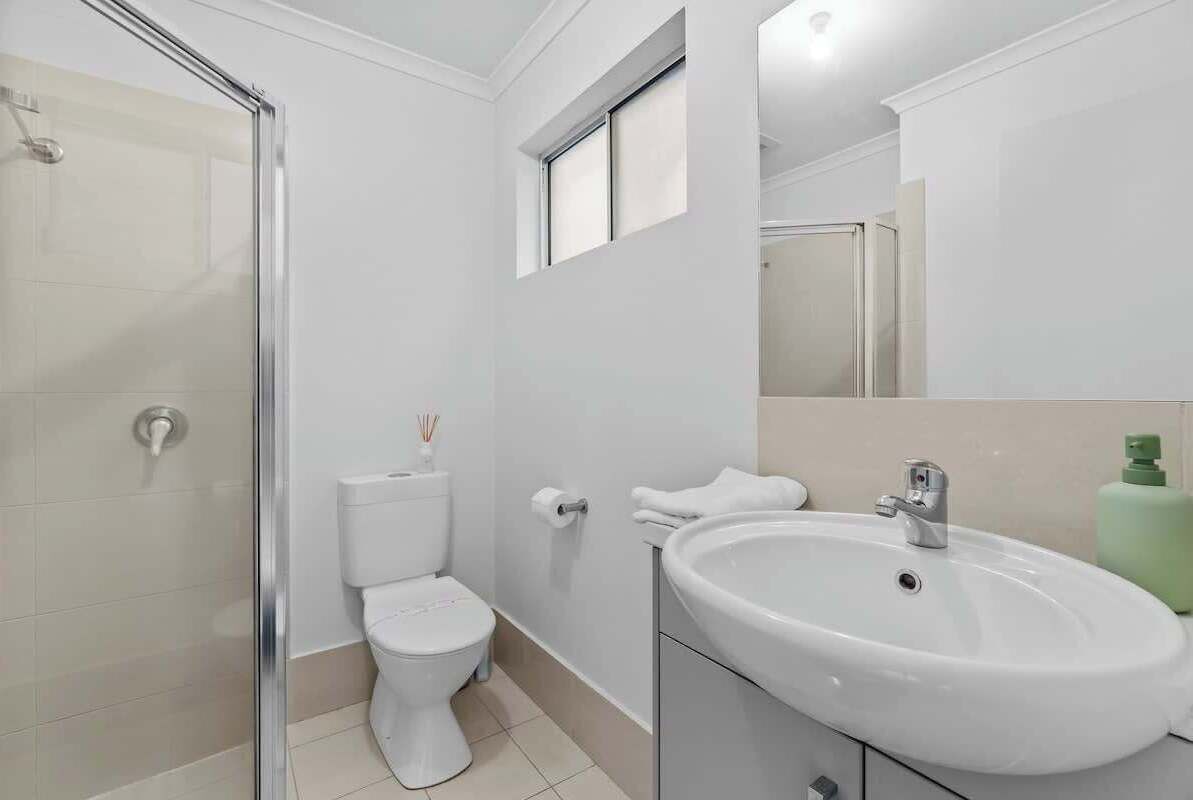 Douche, sèche-cheveux, serviettes fournies