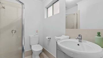 Douche, sĂšche-cheveux, serviettes fournies