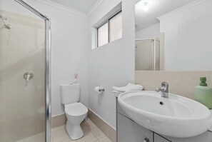 Douche, sèche-cheveux, serviettes fournies