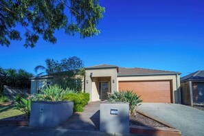 Exterior - Modern 4BR Family Home in Tarneit Spacious Retreat (Tarneit)