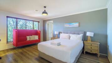 4 bedrooms, iron/ironing board, WiFi, bed sheets