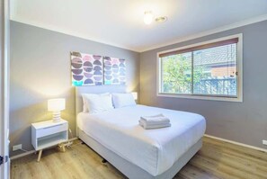 4 bedrooms, iron/ironing board, WiFi, bed sheets - Modern 4BR Family Home in Tarneit Spacious Retreat (Tarneit)