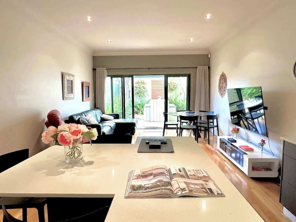 Een televisie en een kantoor