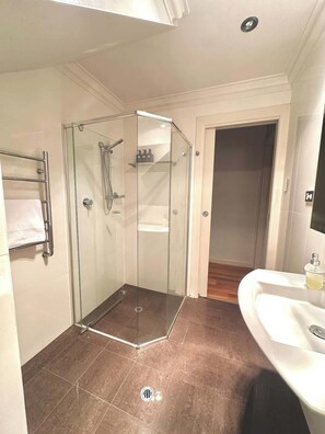 Shower - The 3 BR Charming North Adelaide Retreat (North Adelaide)