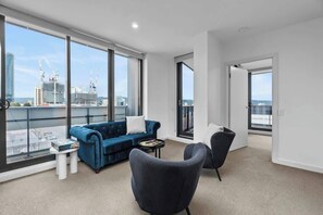 TV - Cozy 2BR City Escape with Free Parking & Wi-Fi (Adelaide)