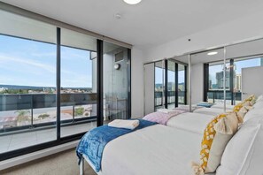 2 bedrooms, iron/ironing board, WiFi, bed sheets - Cozy 2BR City Escape with Free Parking & Wi-Fi (Adelaide)