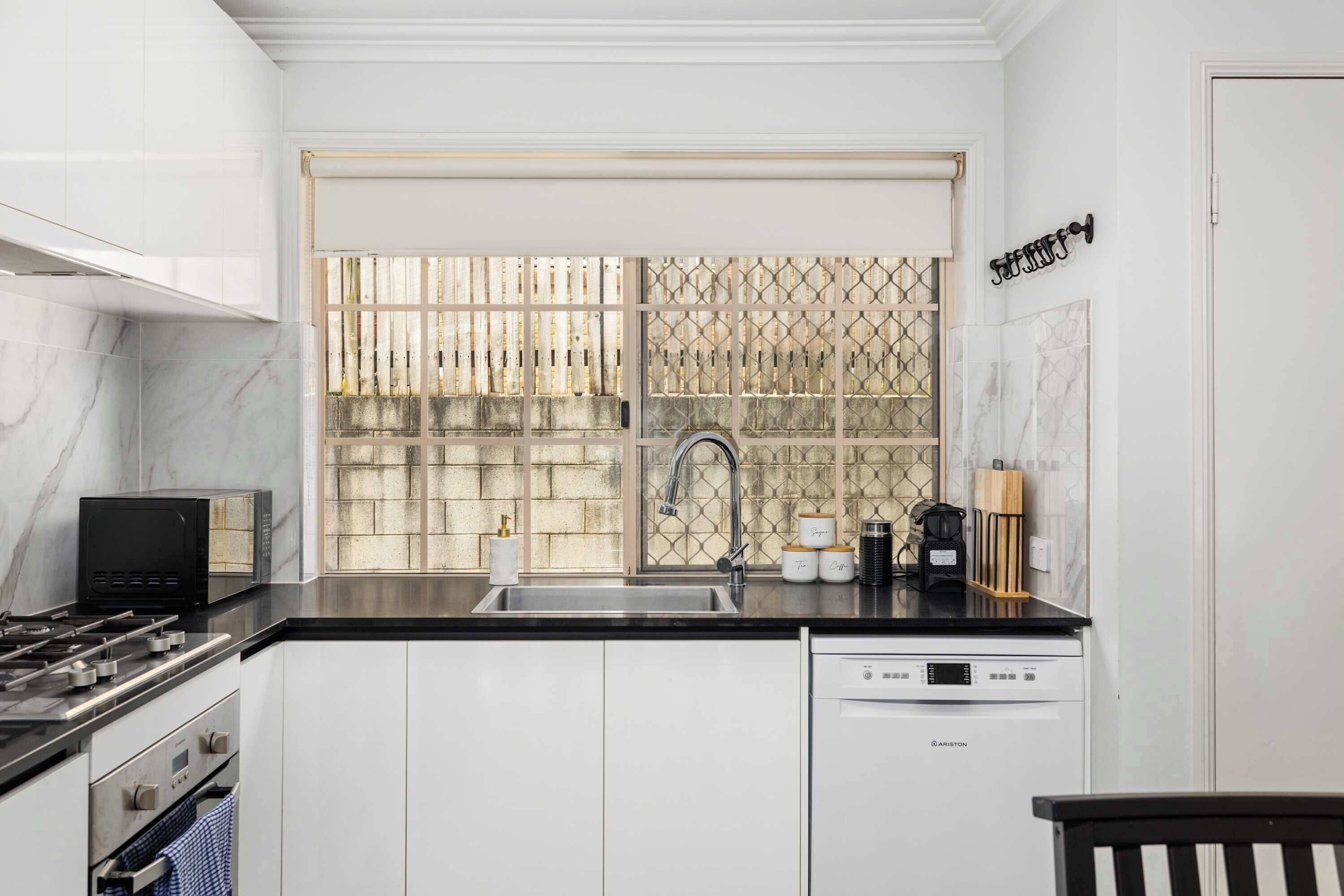 Een koelkast, een magnetron, een oven, een kookplaat