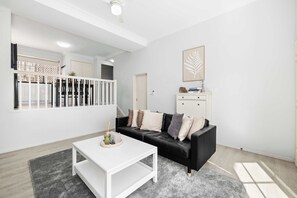 TV - Pool & Tennis Court, 3BR Bright Mt Gravatt Retreat (Mount Gravatt East)