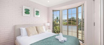 Pool & Tennis Court, 3BR Bright Mt Gravatt Retreat