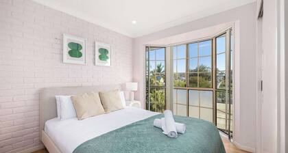 Pool & Tennis Court, 3BR Bright Mt Gravatt Retreat