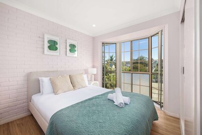 Pool & Tennis Court, 3BR Bright Mt Gravatt Retreat