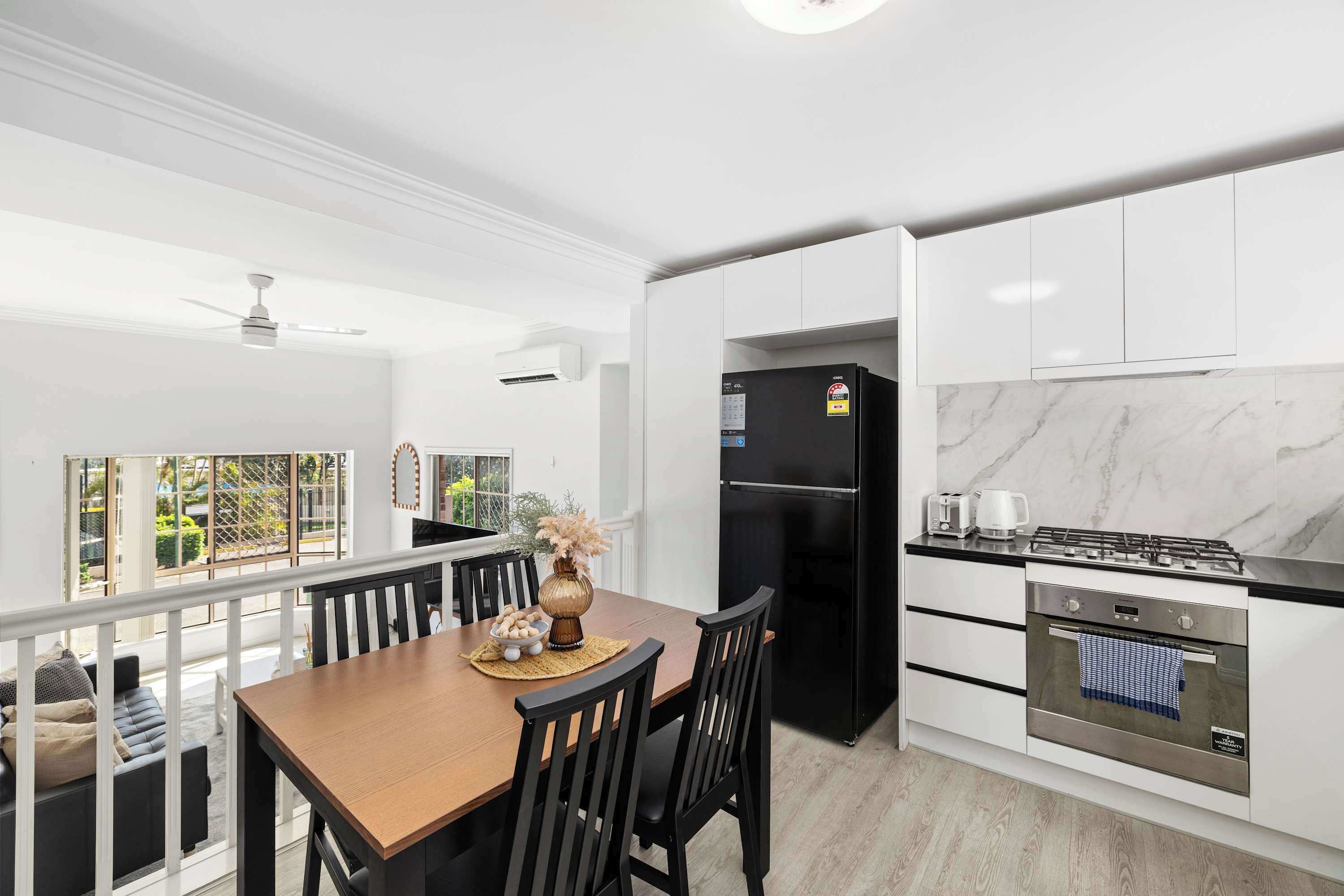 Een koelkast, een magnetron, een oven, een kookplaat