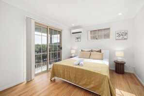 3 bedrooms, iron/ironing board, WiFi, bed sheets - Pool & Tennis Court, 3BR Bright Mt Gravatt Retreat (Mount Gravatt East)