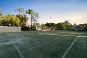 Sport court - Pool & Tennis Court, 3BR Bright Mt Gravatt Retreat (Mount Gravatt East)