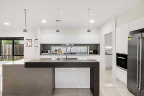 Fridge, microwave, oven, stovetop - Family-Friendly 4BR with Dual Dining, Kid-Friendly (Stretton)