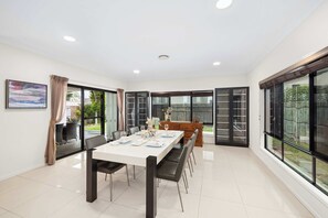 Dining - Family-Friendly 4BR with Dual Dining, Kid-Friendly (Stretton)