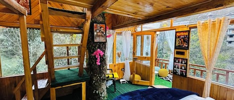 Een kluis op de kamer, een strijkplank/strijkijzer, gratis wifi