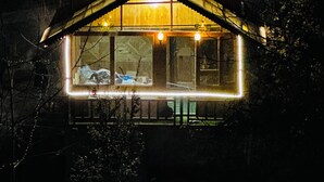 Ein Haus mit Satteldach und einem großen Fenster.