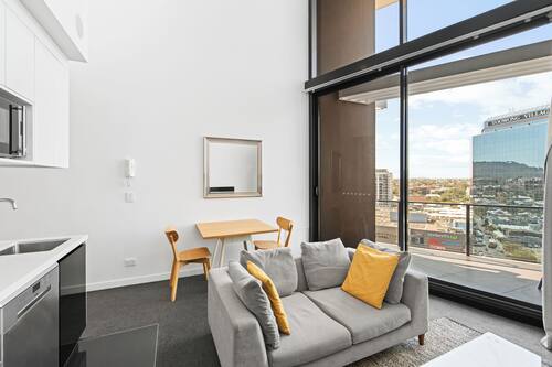 Appartement Standard, vue sur la ville | Aire de séjour | Téléviseur à écran plat de 55 po avec télévision par câble