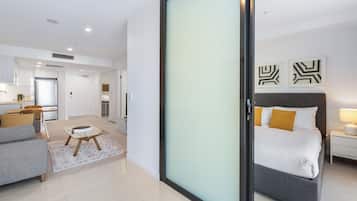 Departamento superior, vista al río | Área de sala de estar | Televisión