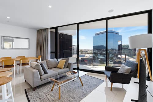 Appartement Deluxe, balcon, vue sur la ville | Aire de séjour | Téléviseur à écran plat de 55 po avec télévision par câble
