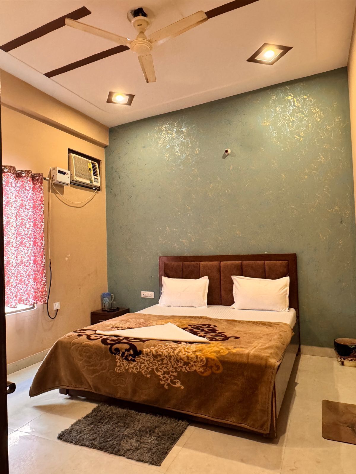 Luxury Room | Free rollaway beds, free WiFi, bed sheets