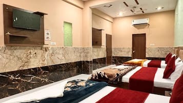 Habitación cuádruple | Camas supletorias gratuitas, wifi gratis, ropa de cama