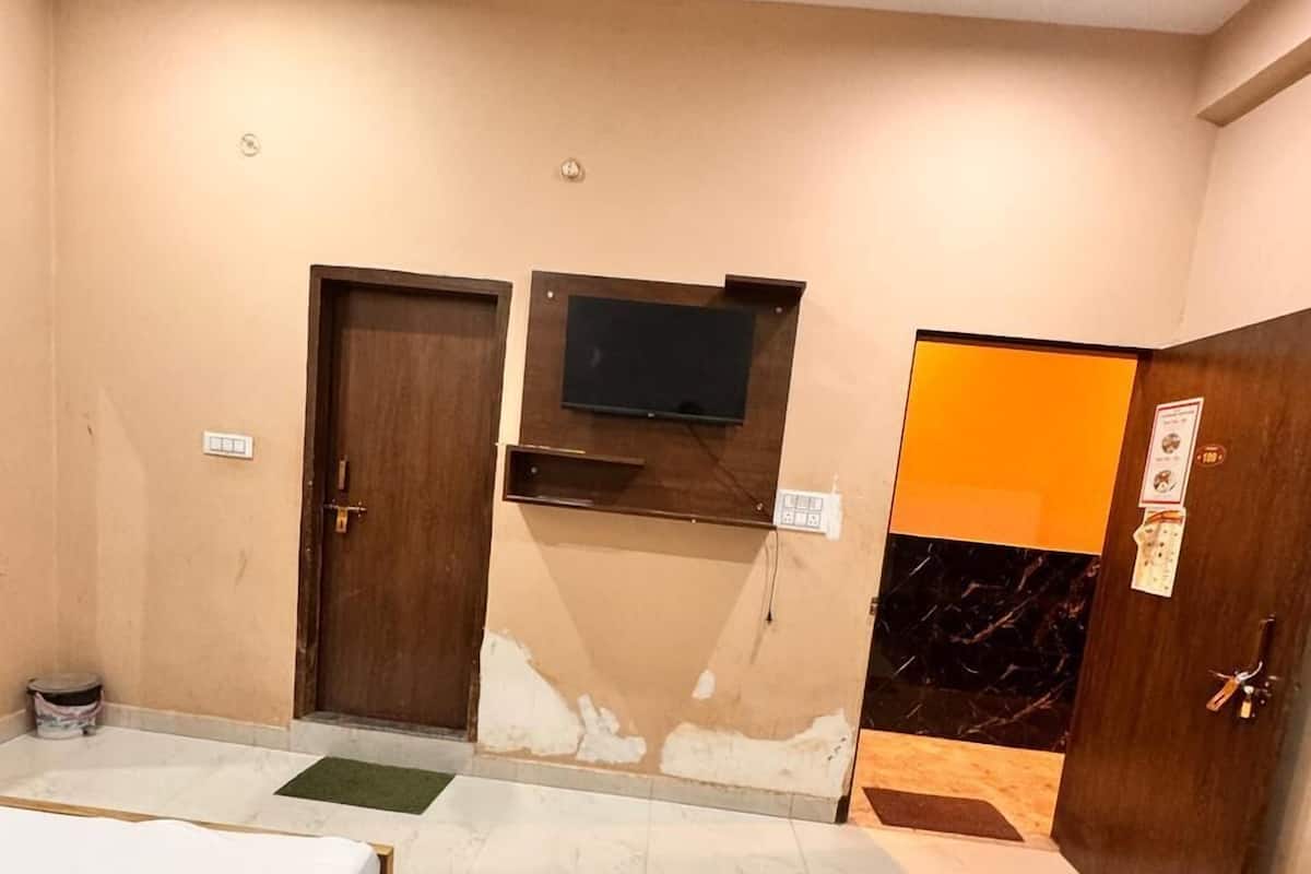 Family Room | Rollaway beds (free), WiFi (free), bed sheets