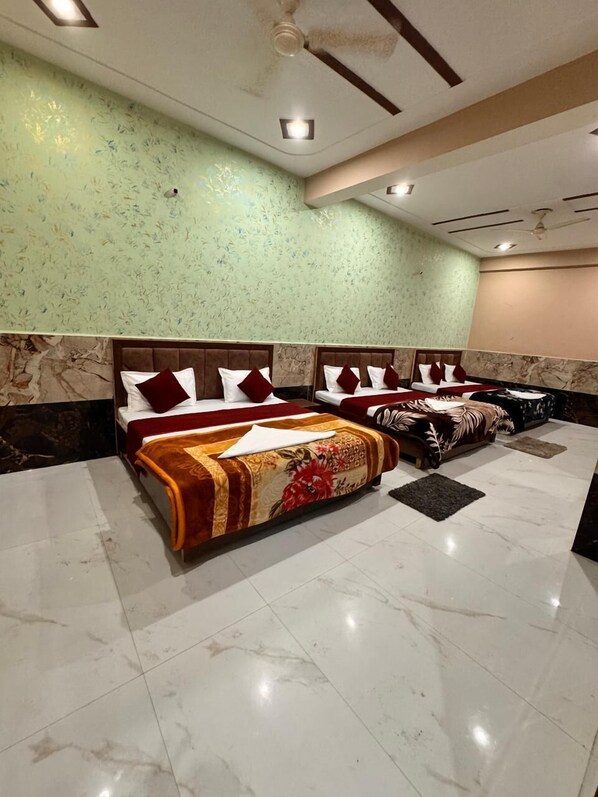Quadruple Room | Free rollaway beds, free WiFi, bed sheets - Hotel Raghav Dham (Vrindavan)