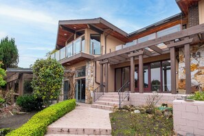Exterior detail - Elegant Cypress Park Villa with Panoramic Ocean View (West Vancouver)