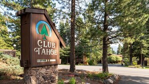 Ein Holzschild für Club Tahoe mit Berglogo, Standort 914 Northwood.