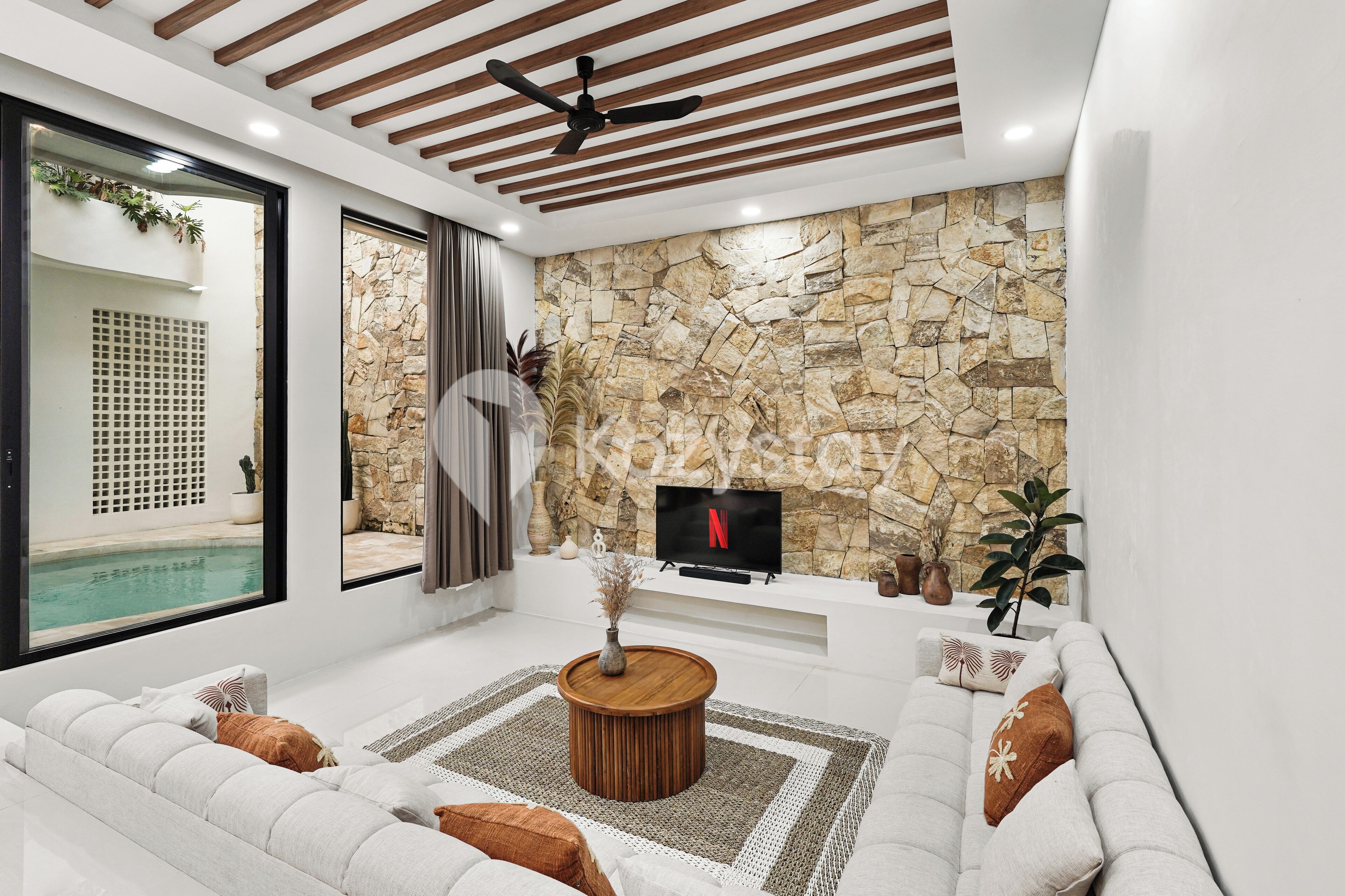 别墅, 3 间卧室, 泳池景观 | 起居区 | 55-英寸智能电视（配备有线频道）、Netflix、流媒体服务