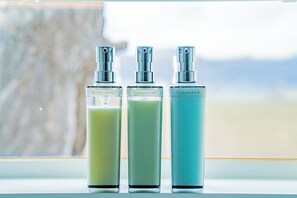 Kolme pulloa: vartalosaippuaa, hoitoainetta ja shampoota, kaikki hyllyllä.