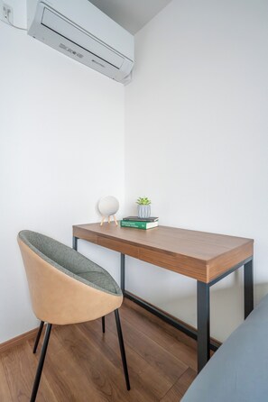 Fer et planche à repasser, lit de bébé (gratuit)