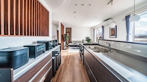 Eine moderne Küche mit Holzelementen, einer langen Arbeitsplatte und Blick auf die Stadt.