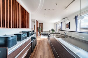 Refrigerador, microondas, placa de cocina, tostadora