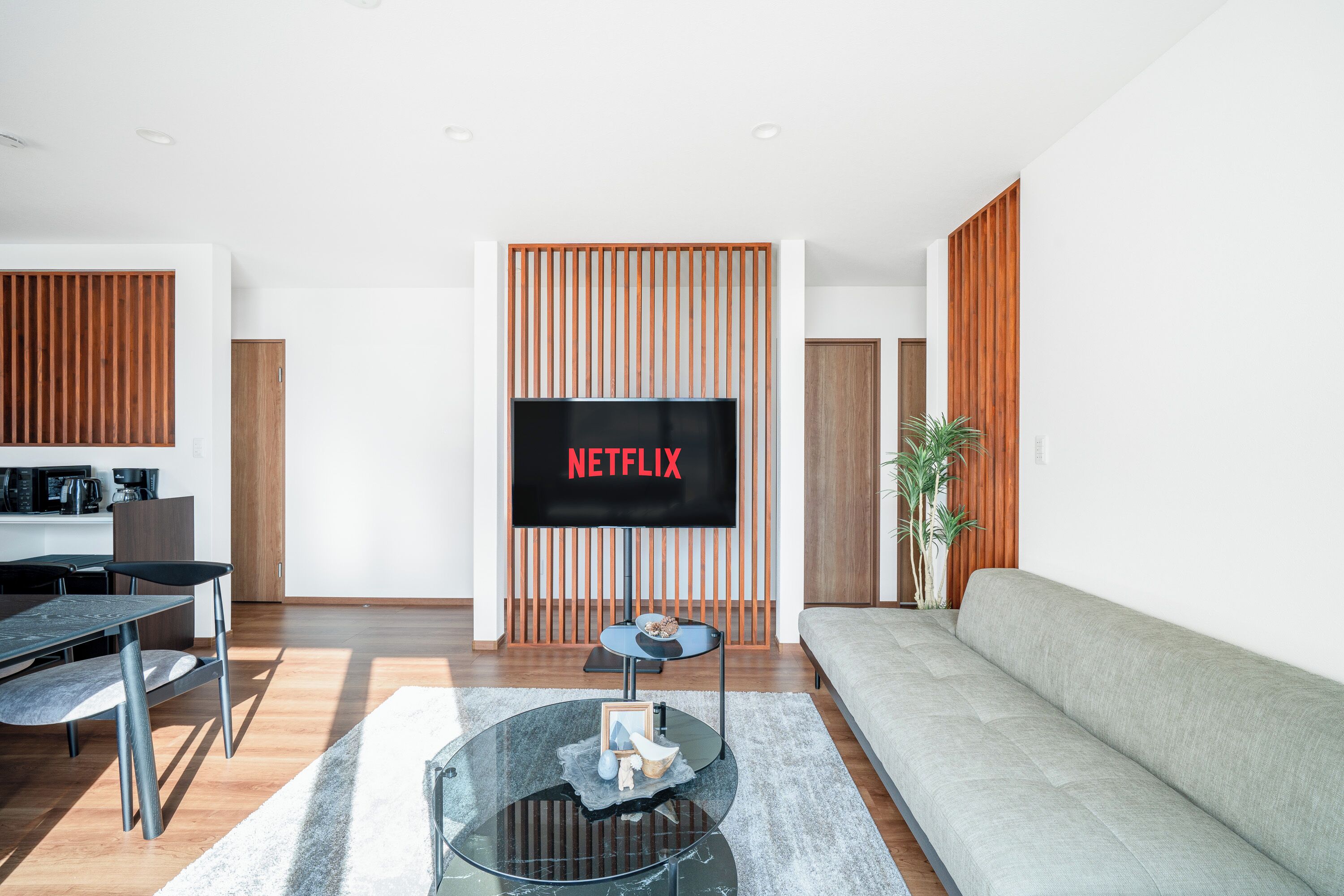 تلفزيون بشاشة مسطحة بحجم 55-بوصة يعرض قنوات تلفزيونية رقمية