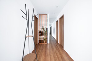 Tabla de planchar con plancha, cunas gratuitas y wifi gratis 