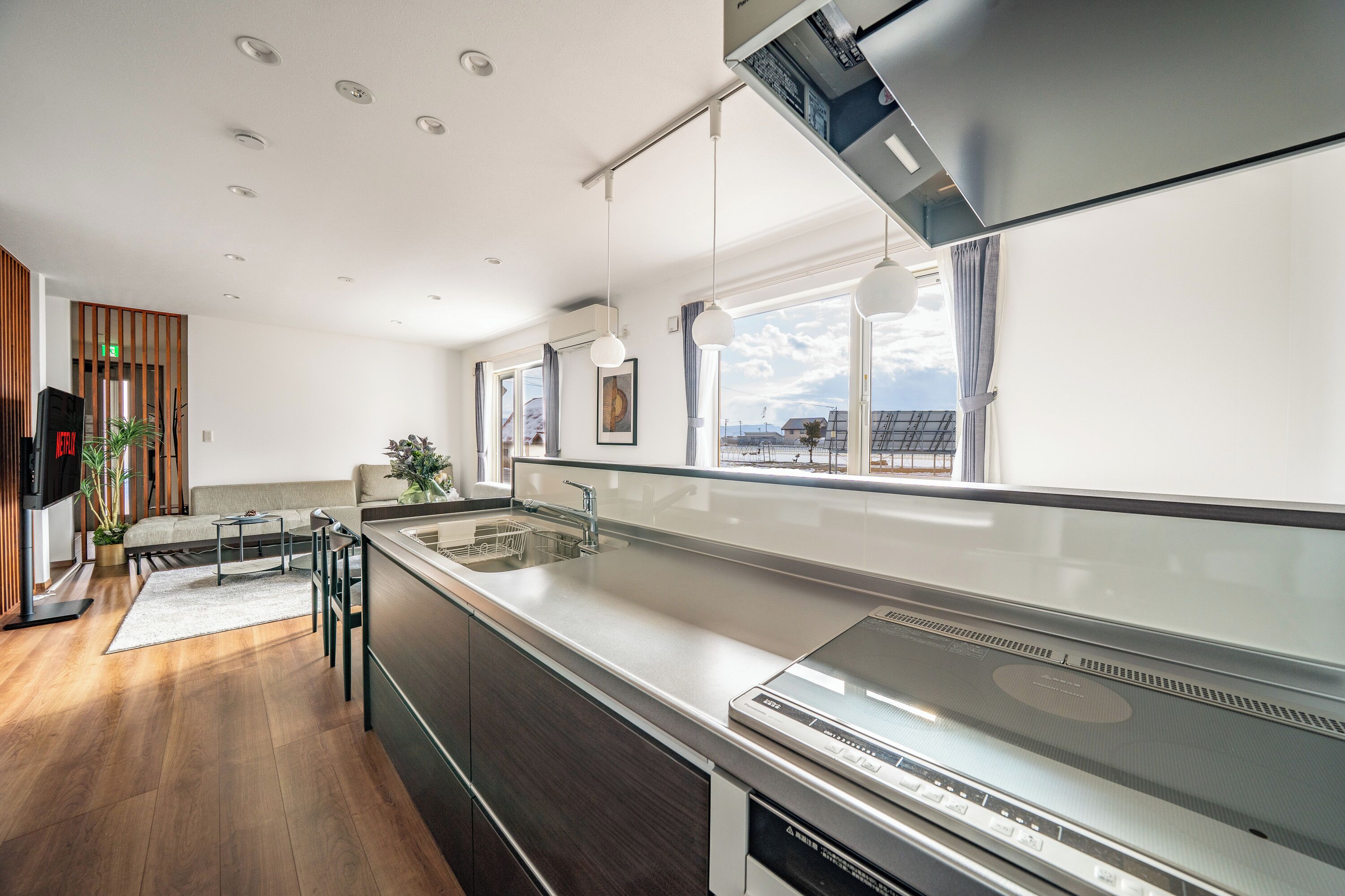 ثلاجة، ميكروويف، موقد طهي مسطح، كرسي للأطفال