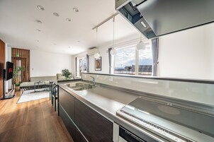 Refrigerador, microondas, placa de cocina, tostadora