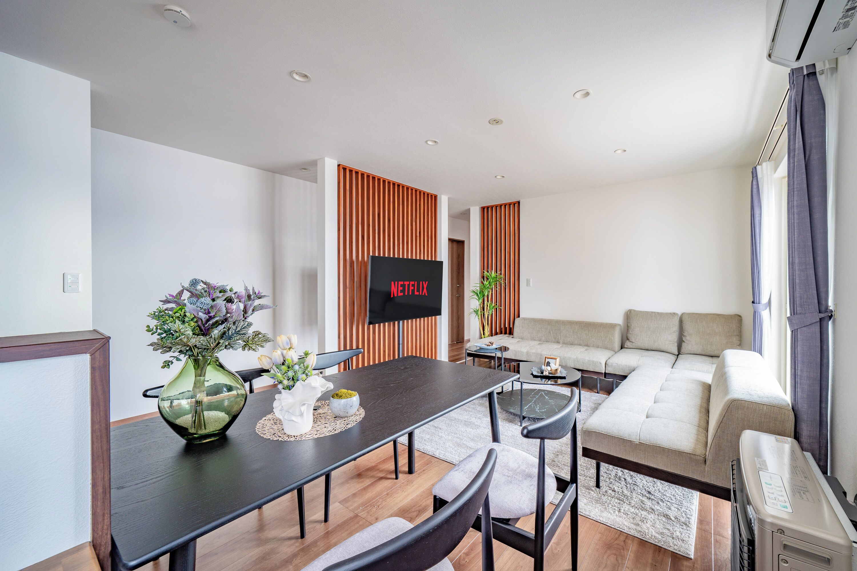 客室内のダイニングエリア