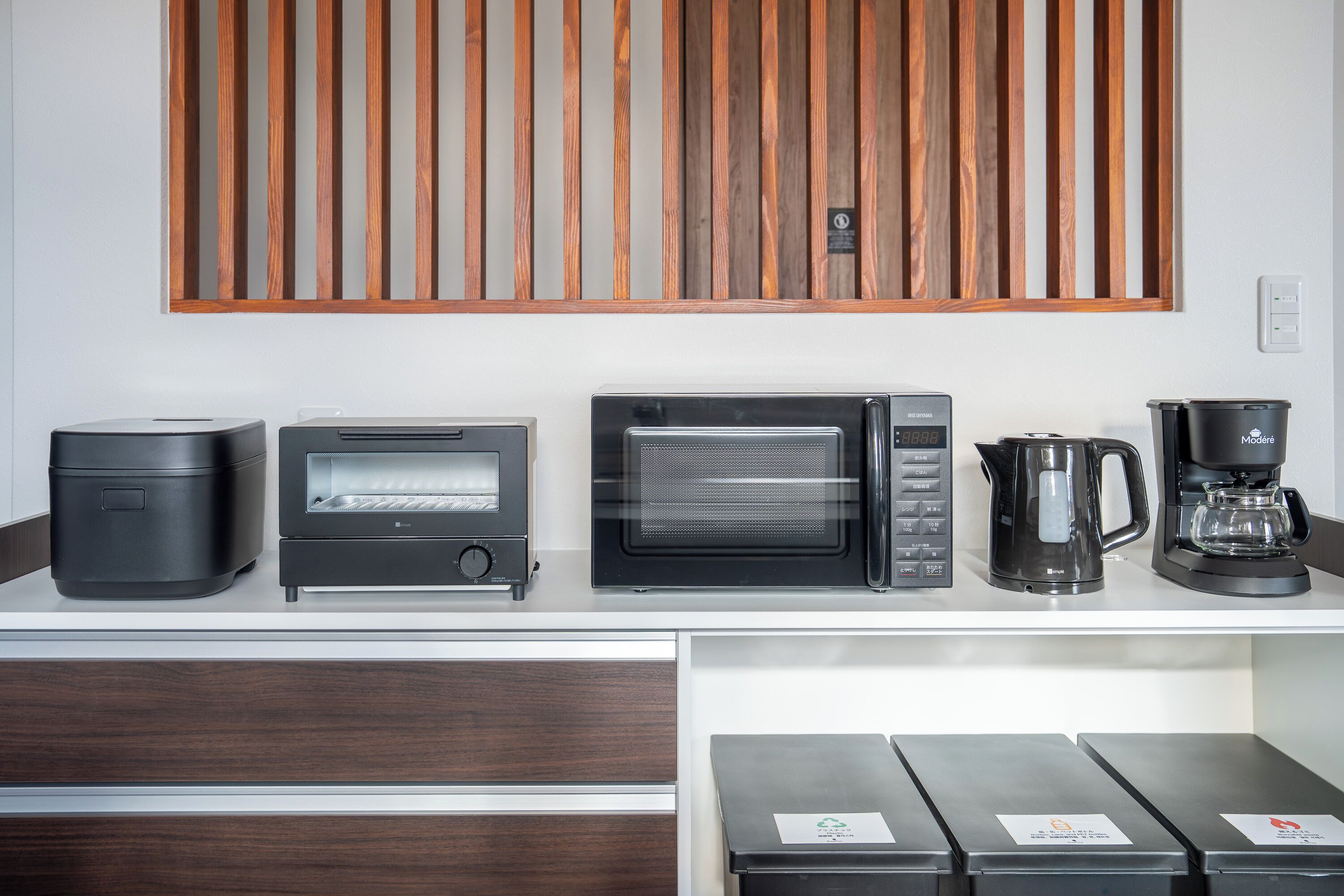 Réfrigérateur, micro-ondes, plaque de cuisson, cuiseur de riz